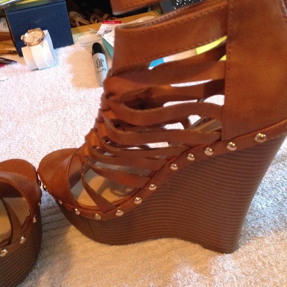 Lady's JustFab platforms and size 7 - Picture 4 of 6